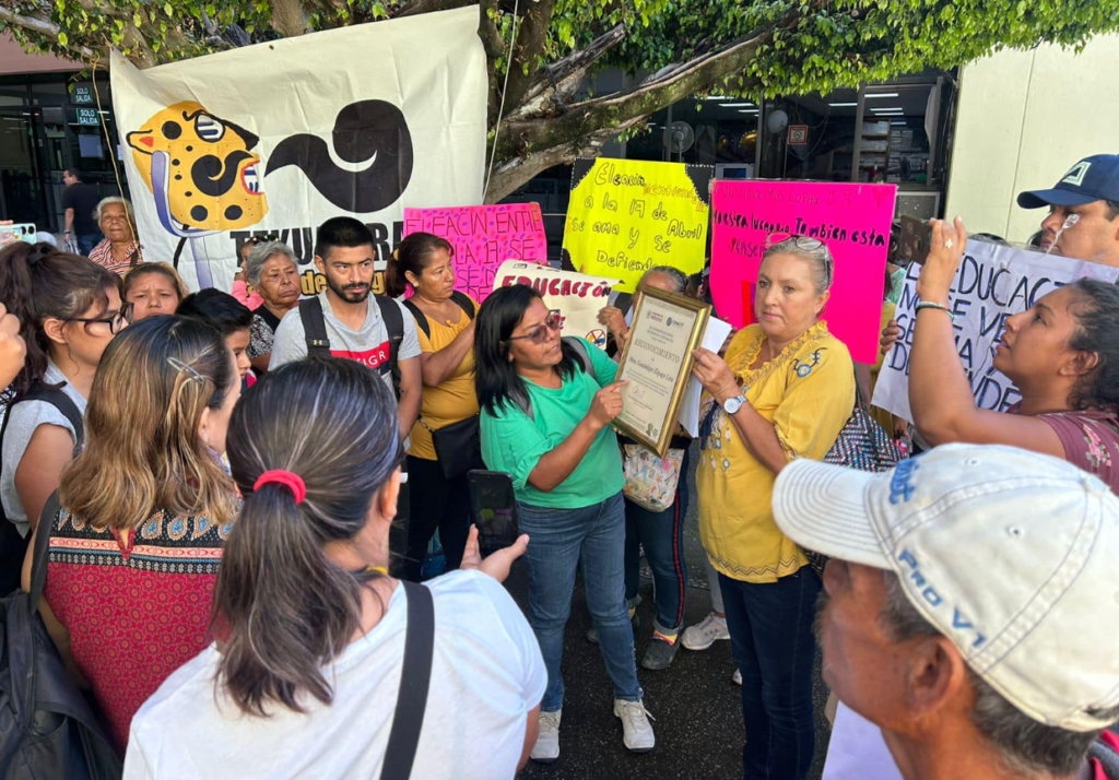 Protestan Padres De Familia Y Alumnos Ante Al IEBEM, Para Denunciar ...