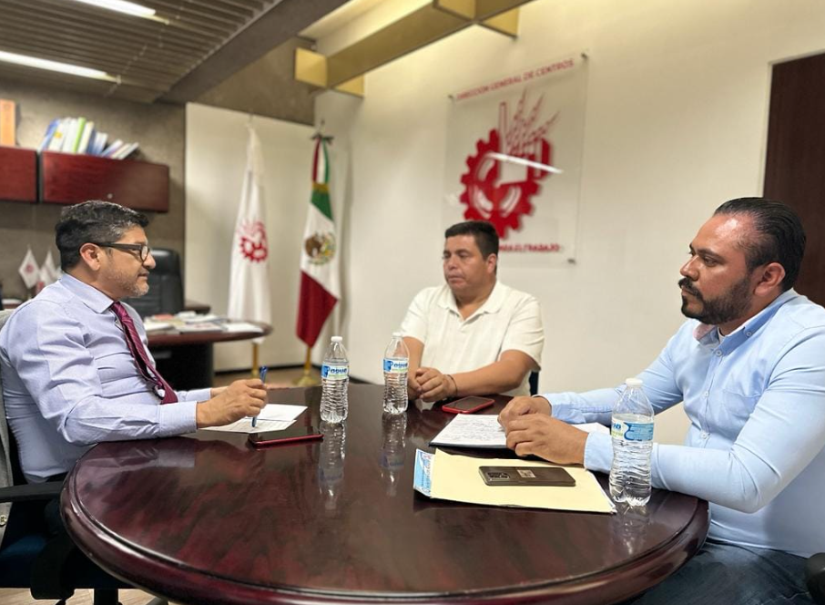 Secretario general de la sección 18 del SNTE, participa en mesa de ...
